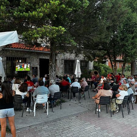 Hotel Restaurante Rio Cuervo Vega del Cadorno Exteriör bild