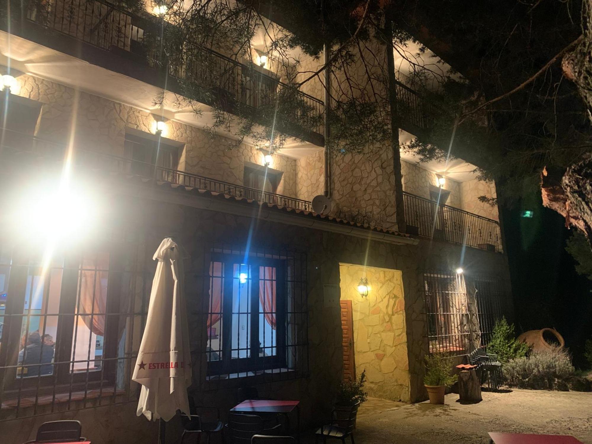 Hotel Restaurante Rio Cuervo Vega del Cadorno Exteriör bild