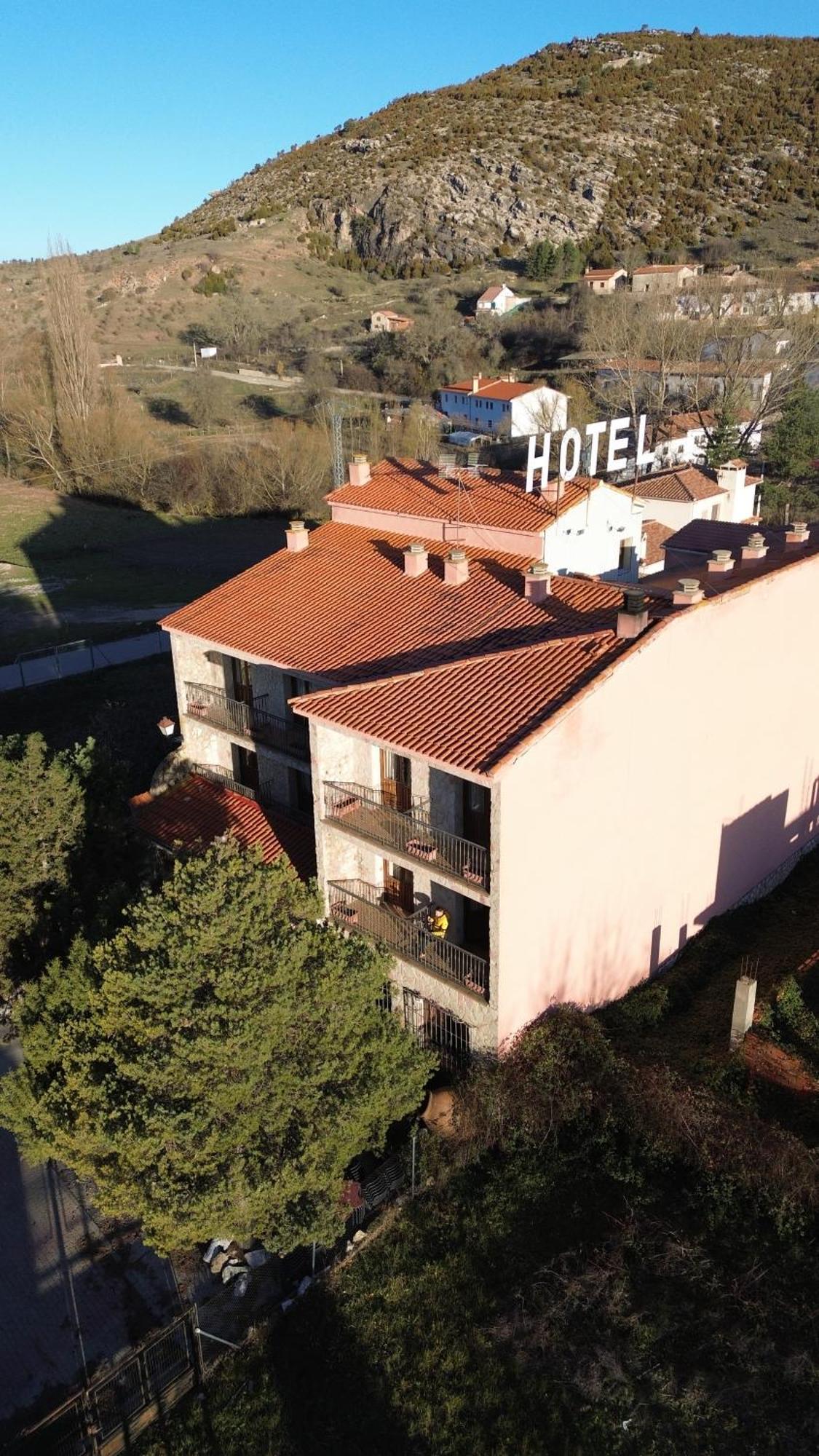 Hotel Restaurante Rio Cuervo Vega del Cadorno Exteriör bild