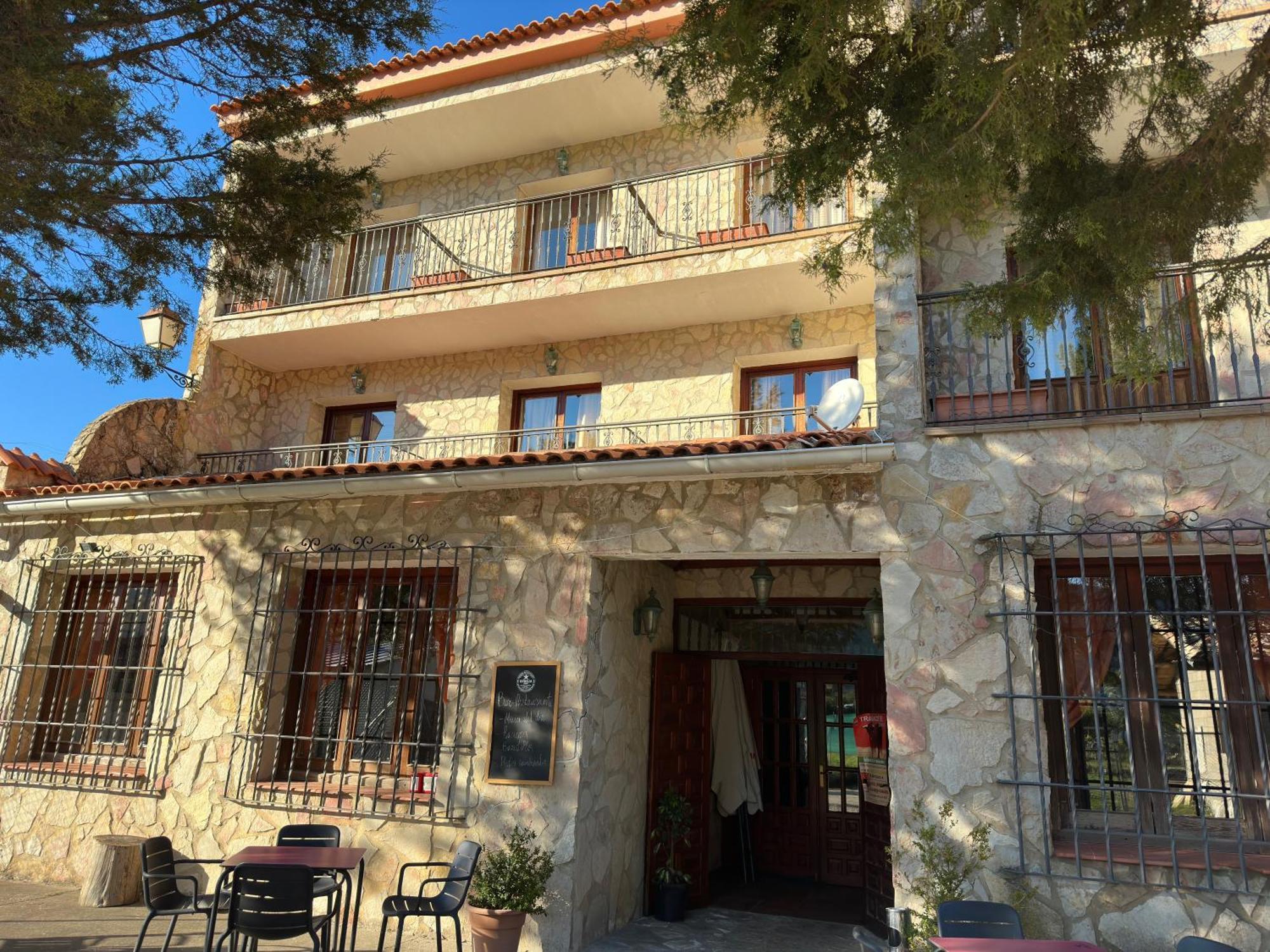 Hotel Restaurante Rio Cuervo Vega del Cadorno Exteriör bild